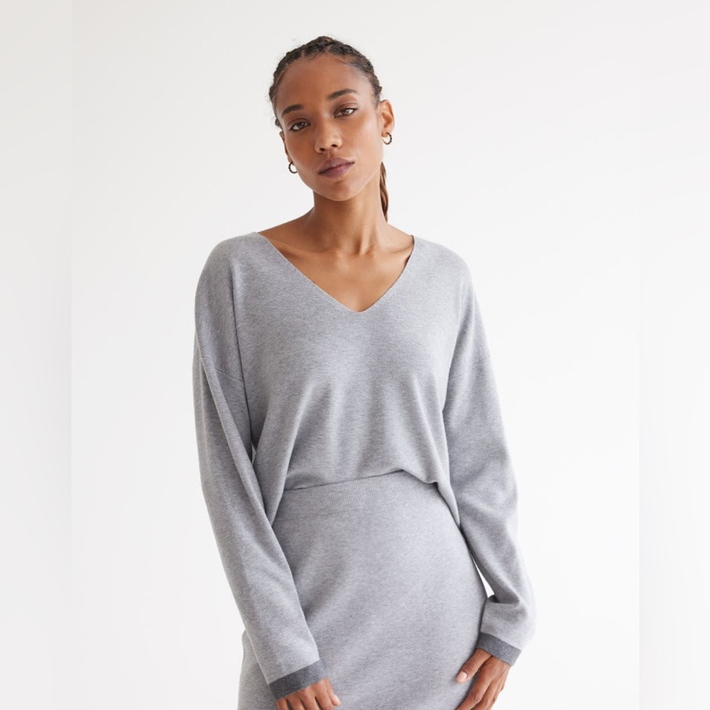 Sz US M Reitmans women Long-Sleeve V-Neck Sweater pullover 48%viscose grey